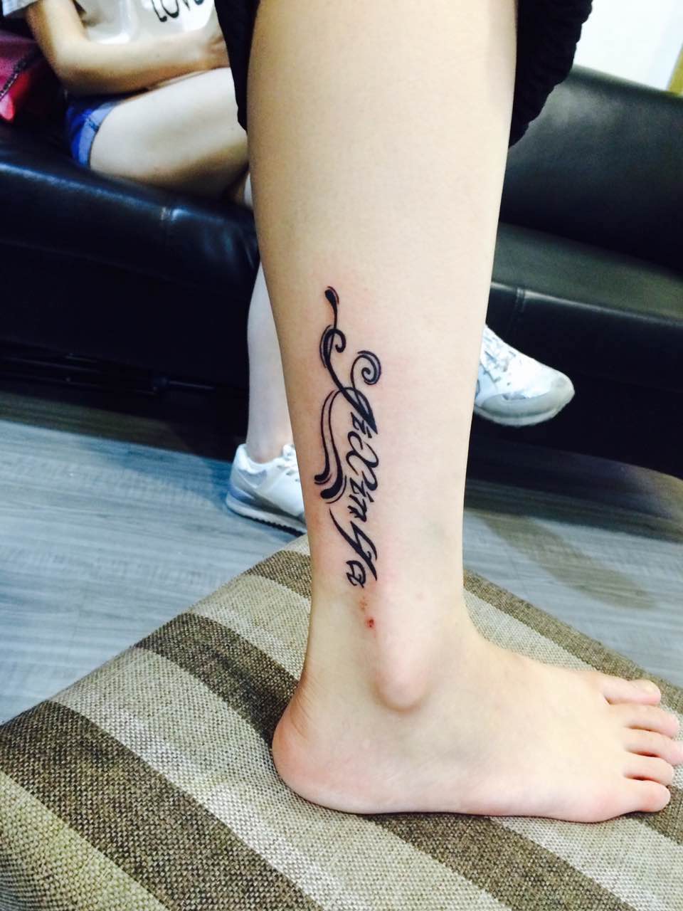 落落大方的田小姐小腿上的花式字母纹身图案