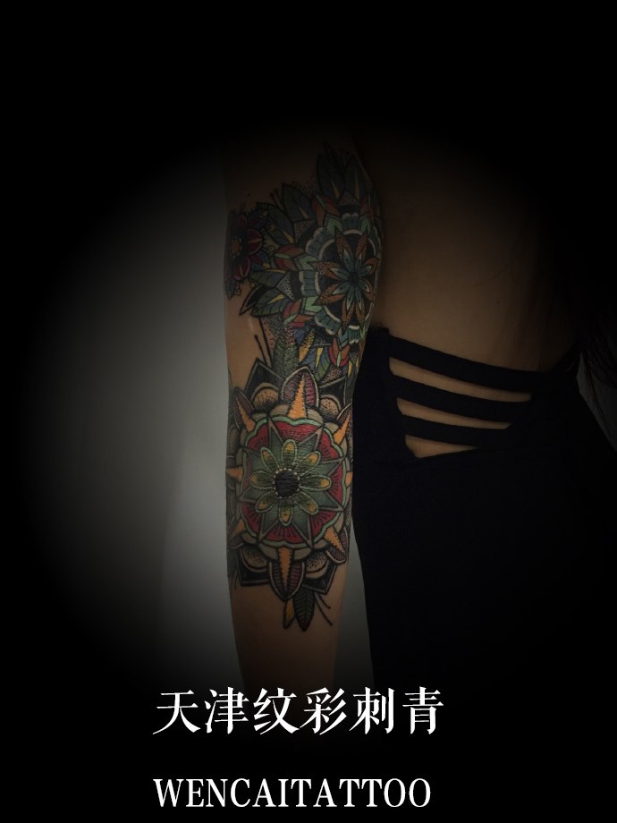 大美女蒋小姐自己设计纹身图案遮盖手臂伤疤