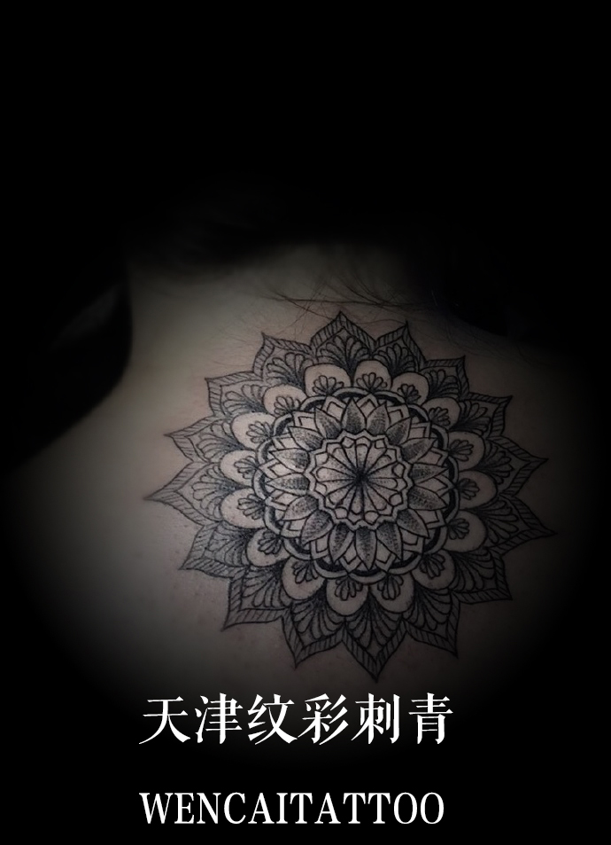 性感的董小姐后背曼陀罗花纹身图案