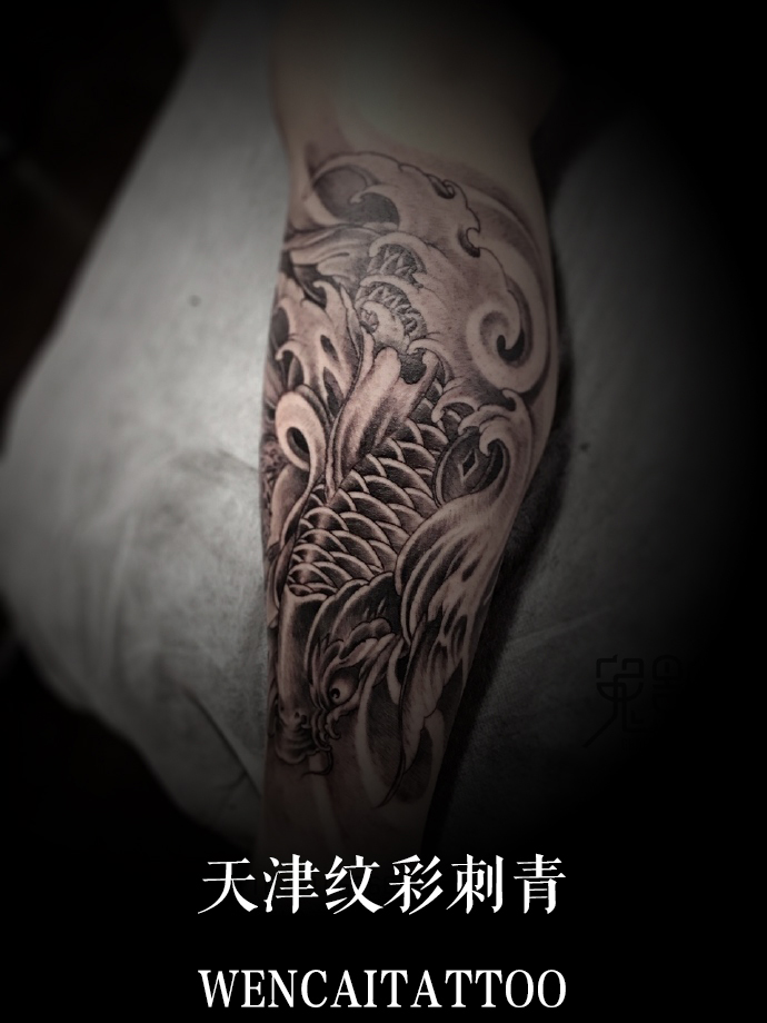 帅气的荀先生小腿鲤鱼纹身图案