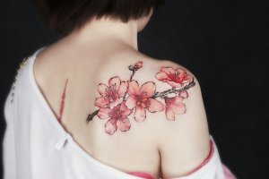 美女后背肩胛明动艳丽的樱花纹身图案