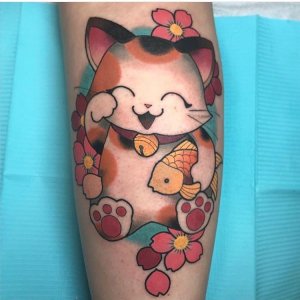 天津做文眉的刘小姐手臂上的招财猫纹身图案