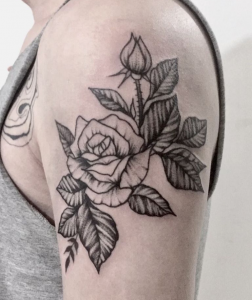 天津某哥们大臂上的线条玫瑰花纹身图案