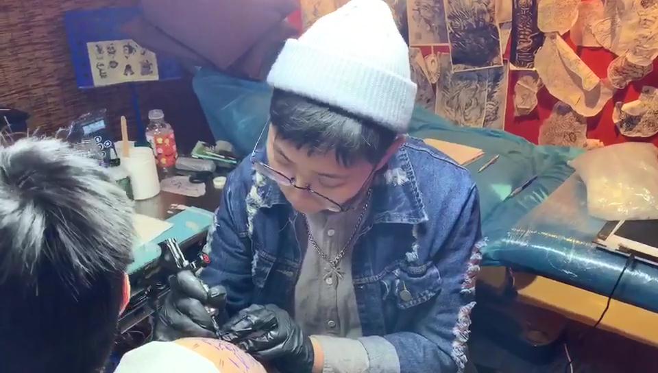 大臂紋身圖案紋身師操作視頻