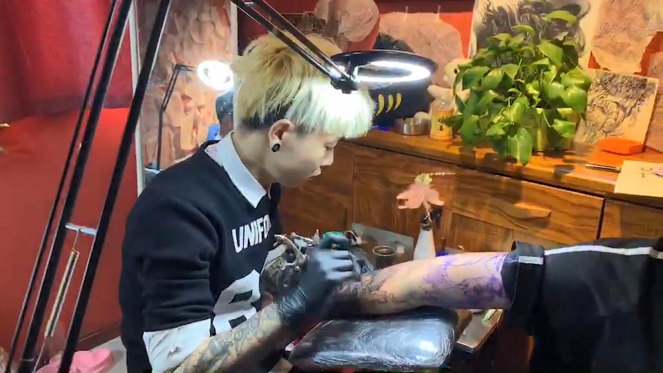 传统花臂纹身图案纹身师上色打雾操作视频