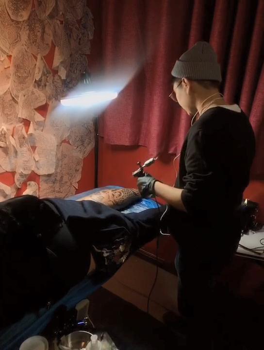 鲤鱼包小腿以及传统花臂纹身图案纹身师操作视频