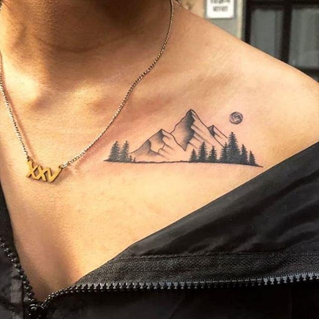 女生锁骨位置的简约大山和树林纹身图案