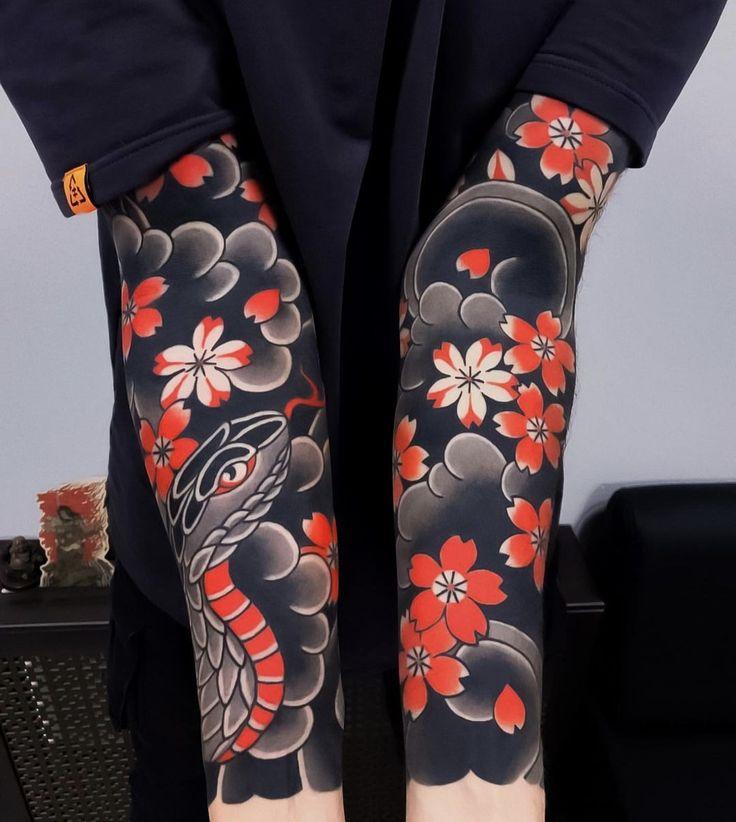 日式黑红色双花臂蟒蛇和樱花和黑云纹身图案